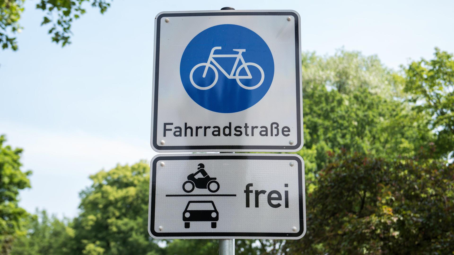 Ein Straßenschild, das eine Fahrradstraße ausweist