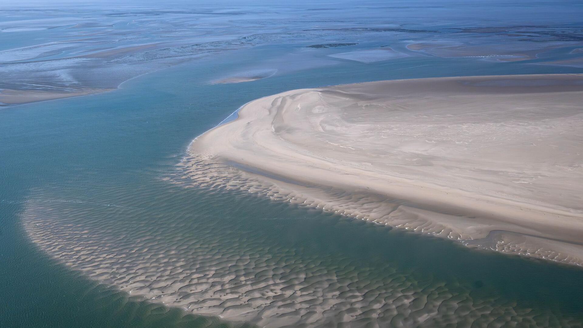 „Beispiellose Veränderungen“ im Wattenmeer Die Sandbänke zwischen den ostfriesischen Inseln aus der Luft.