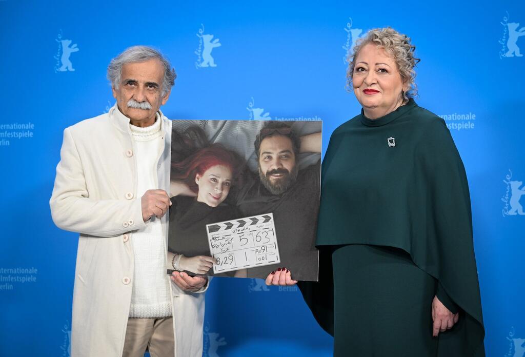 Die Schauspieler Esmail Mehrabi (l) und Lily Farhadpour kamen ohne ihre Regisseure zur Berlinale - zeigten sie aber auf einem Foto.