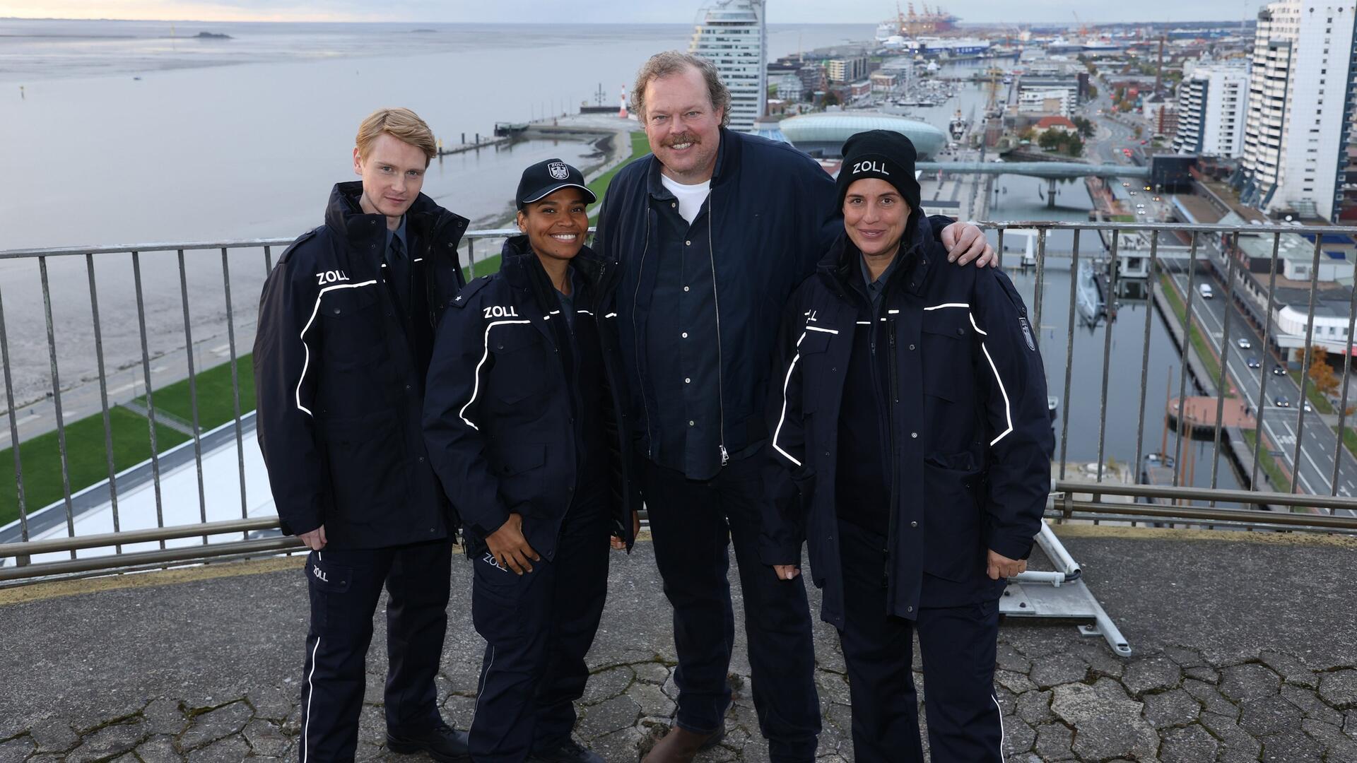 Die Schauspieler des Bremerhavener Zoll-Krimis auf der Aufsichtsplattform im Sail-City: Was sie über Bremerhaven sagen.