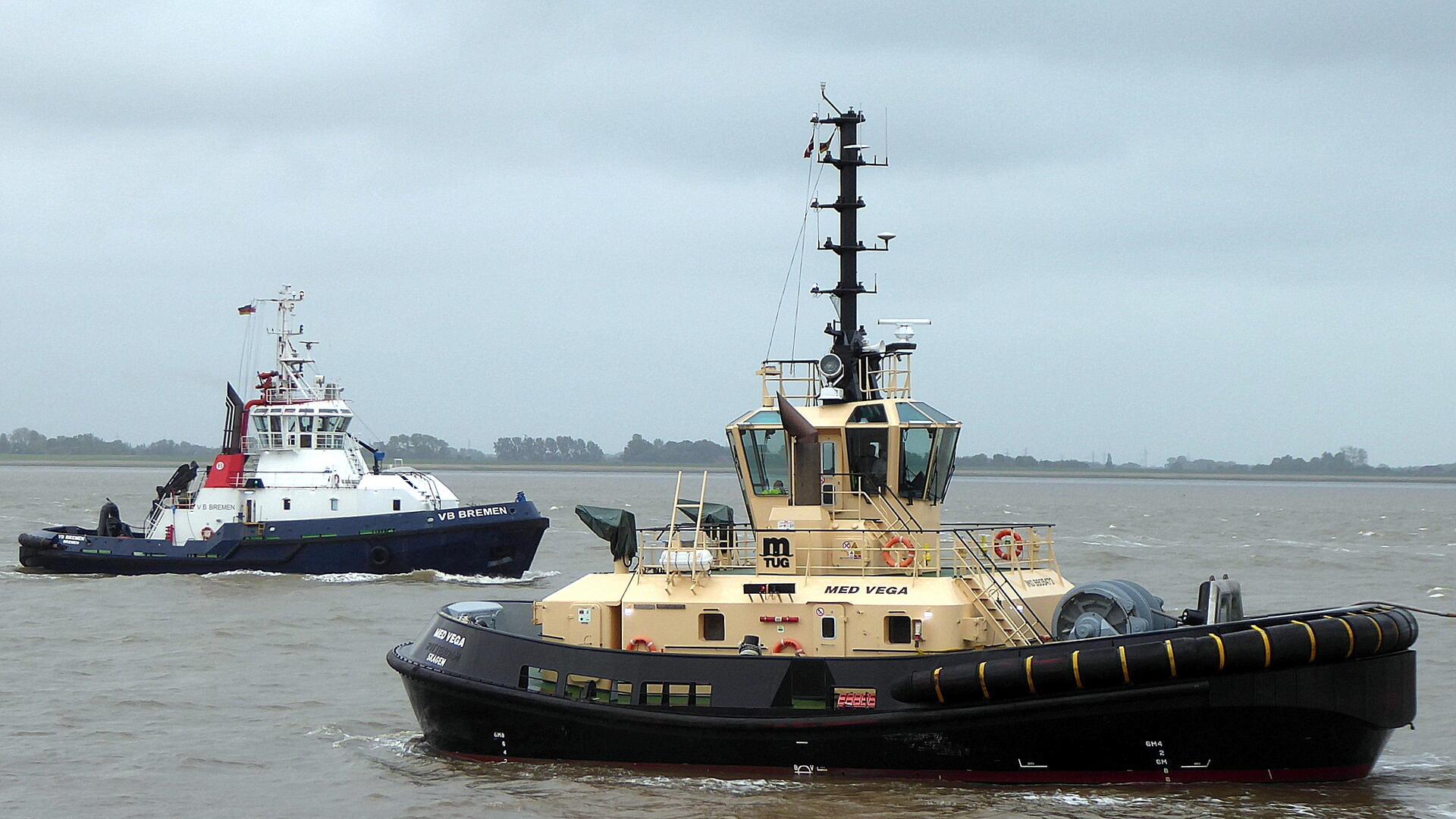 Zwei Schlepper (Schiffe) begegnen sich auf der Weser. Was bedeutet die Fusion der Schlepper-Giganten für Bremerhaven? 