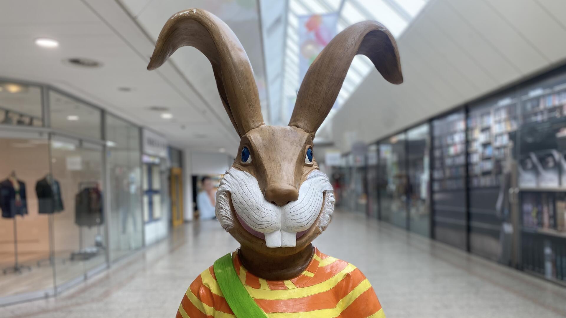 Osterhasen-Figur auf dem Gang des Columbus-Shoppingcenters in Bremerhaven.