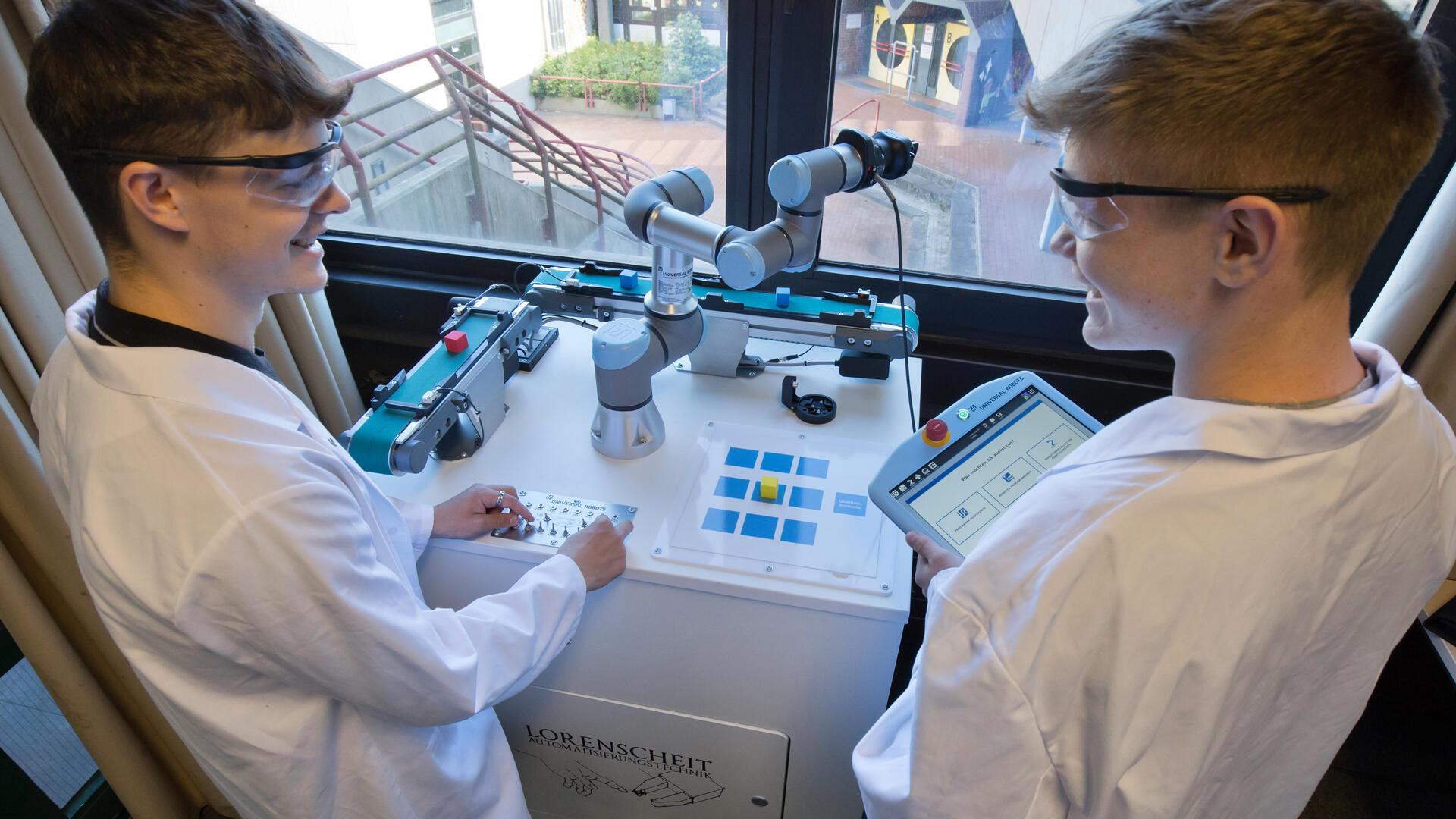 Die Schüler Fynn Köhler (links) und Bennet Hildebradt im neuen dualen System.