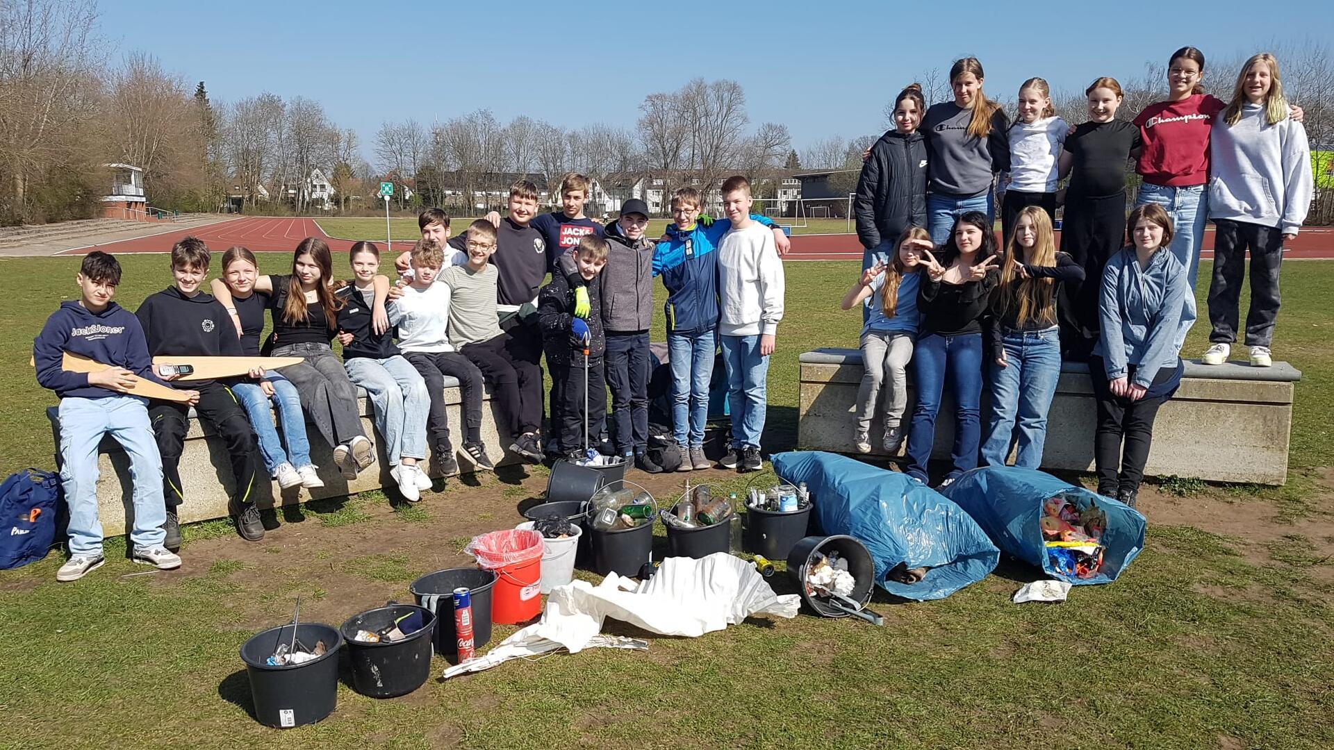 Die Schülerinnen und Schüler der Klasse 7a haben sich mit ihrer Klassenlehrerin Maren Jebram aktiv für eine saubere Umwelt eingesetzt.