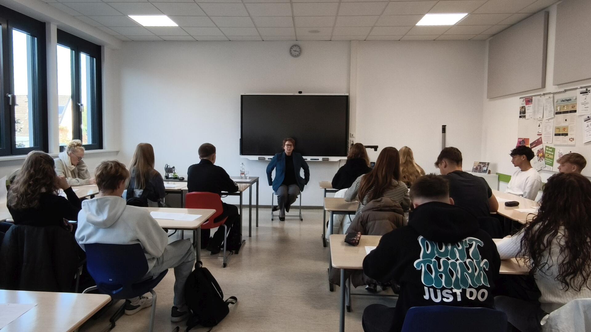 Eine Schulklasse im Klassenzimmer.