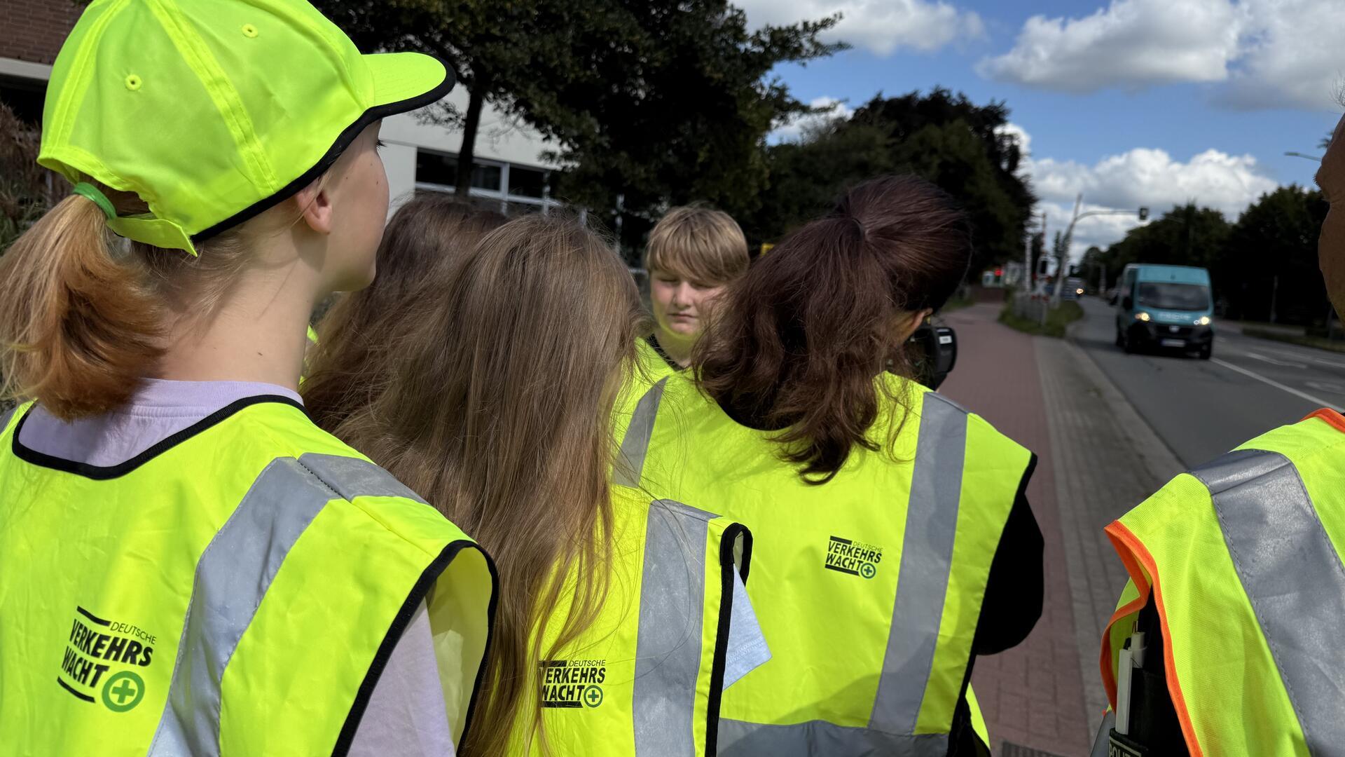 Die Schülerlotsen durften die Laserpistole der Polizei zur Tempomessung ausprobieren. 
