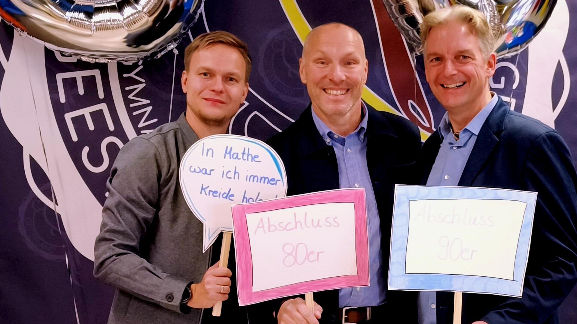 Drei Männer stehen nebeneinander