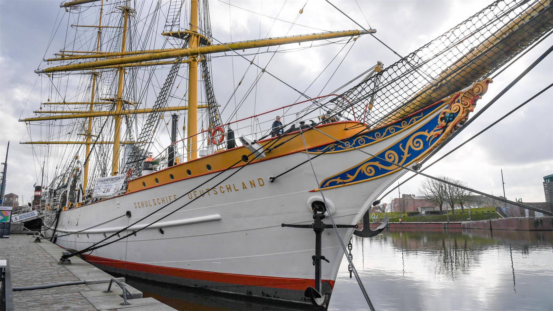 Blick auf ein großes weißes Segelschiff an der Kaje in Bremerhaven.