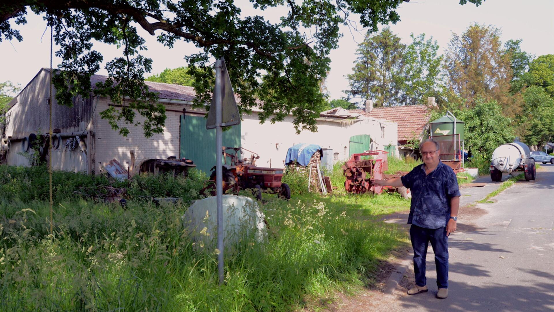 Die Sellstedter, hier Bürgermeister Ralf Wolter, setzen darauf, dass mit dem neuen Baugebiet auch dieser verfallene Bauernhof an der Ortsdurchgangsstraße verschwindet.