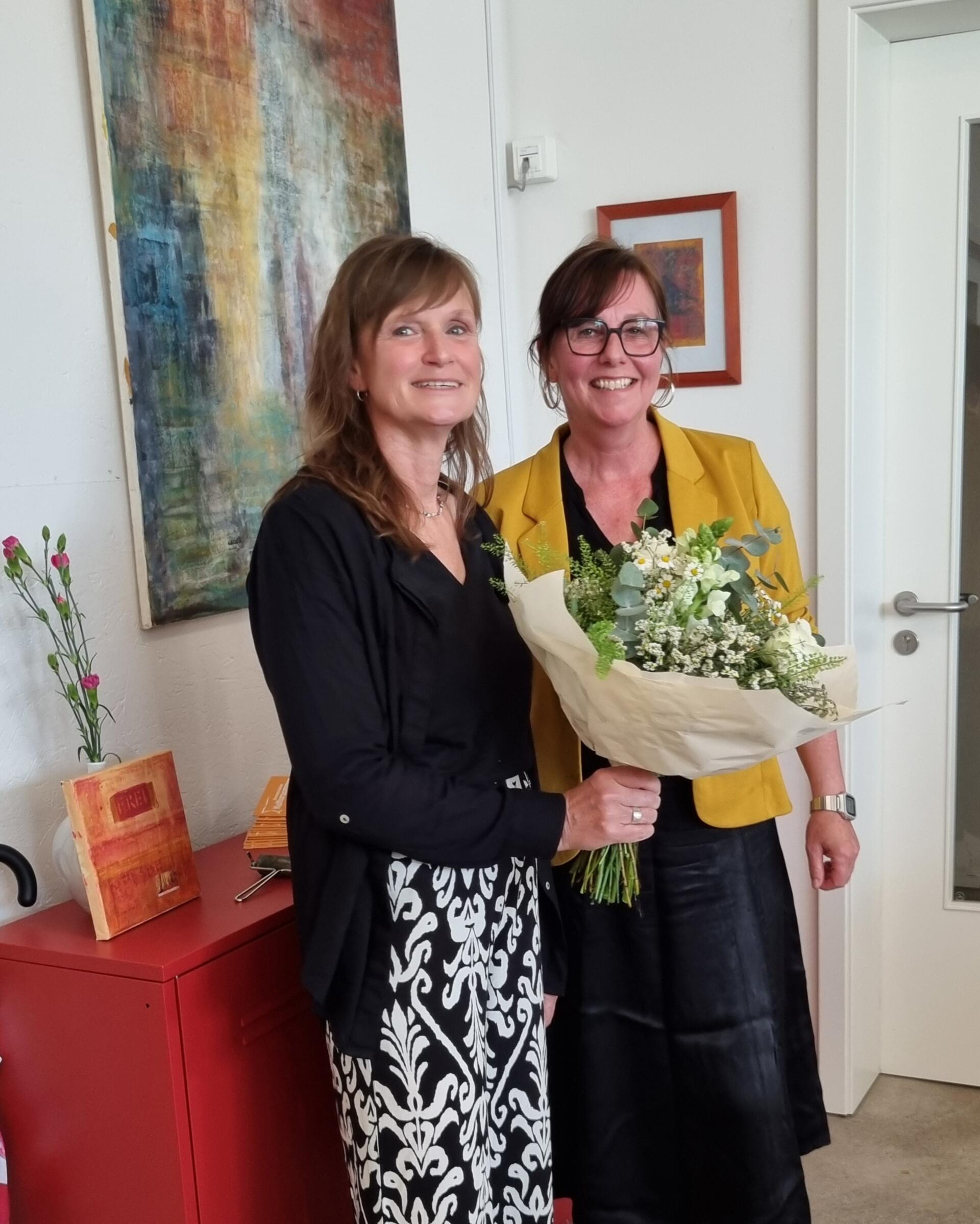 Die Selsinger Künstlerin Ute Cordes (links) mit Anja Schlesselmann-Janssen, Projektleiterin im „EigenArt“-Kunstraum in Bremervörde.