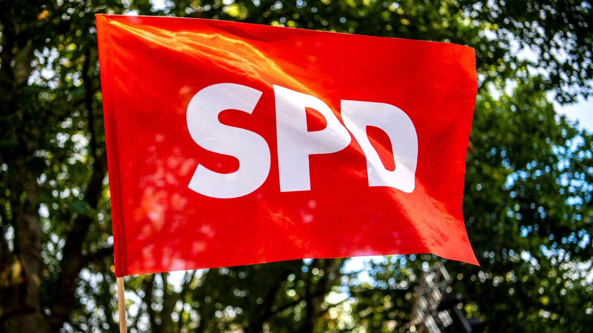 Eine SPD-Flagge weht im Wind.