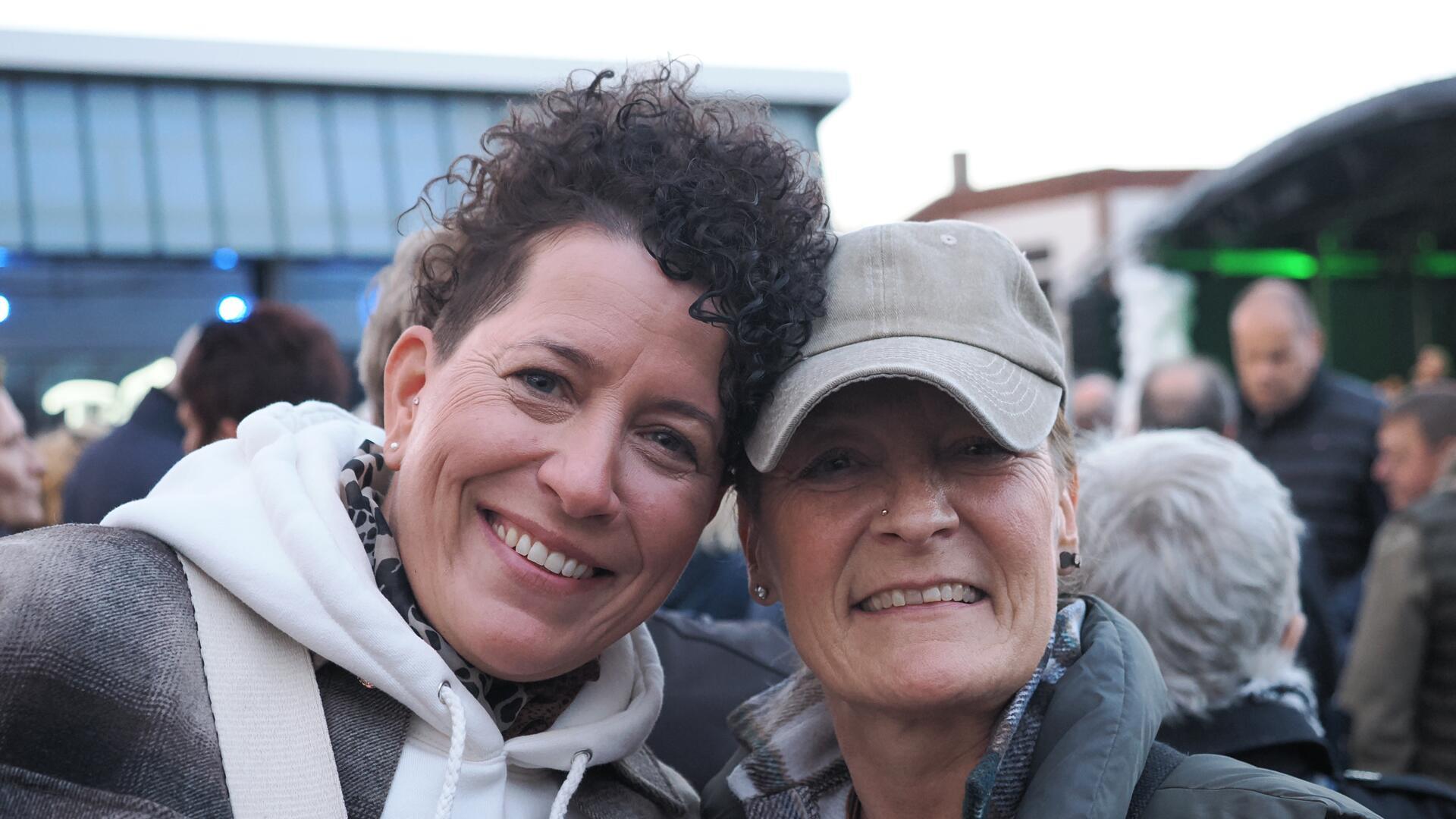 Wunderkerzen-schwenkende Menschen beim Musiksommer in Bremerhaven