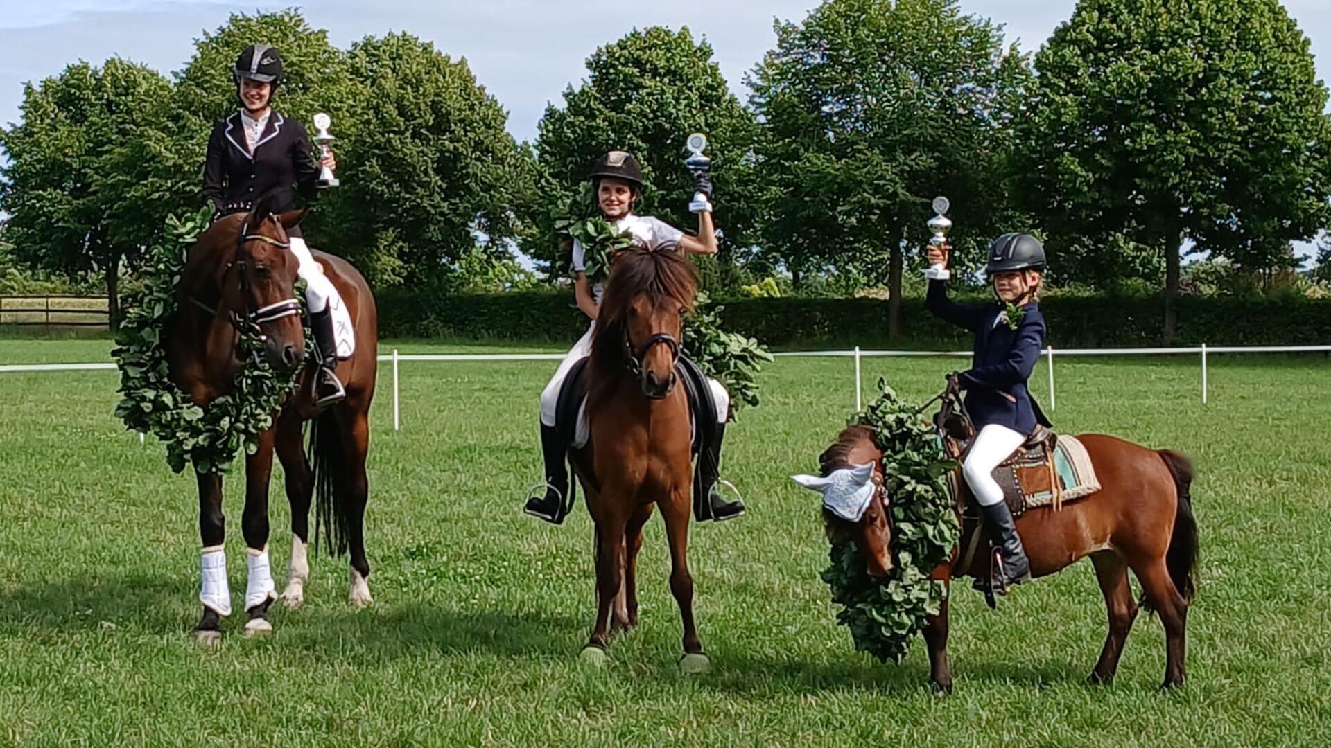 Die Sieger des Ringstechens: Reiterkönigin Bea Kattau, Jugendreiterkönigin Fjora Schröder und Kinderreiterkönigin Frida Steffens.