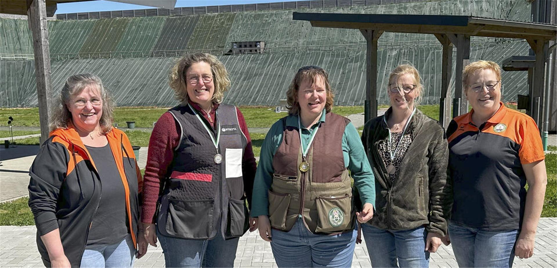 Die Siegerehrung nahmen Bezirkspräsidentin Renate Viebrock (rechts) und Bezirkssportleiterin Ute Siems (links) vor. In der Damenwertung siegte die Lamstedterin Ulrike Junge (Mitte) vor Bedecke Mohrmann (Zweite von links) und Peggy Peper (Zweite von rechts/beide SV Rhadereistedt).