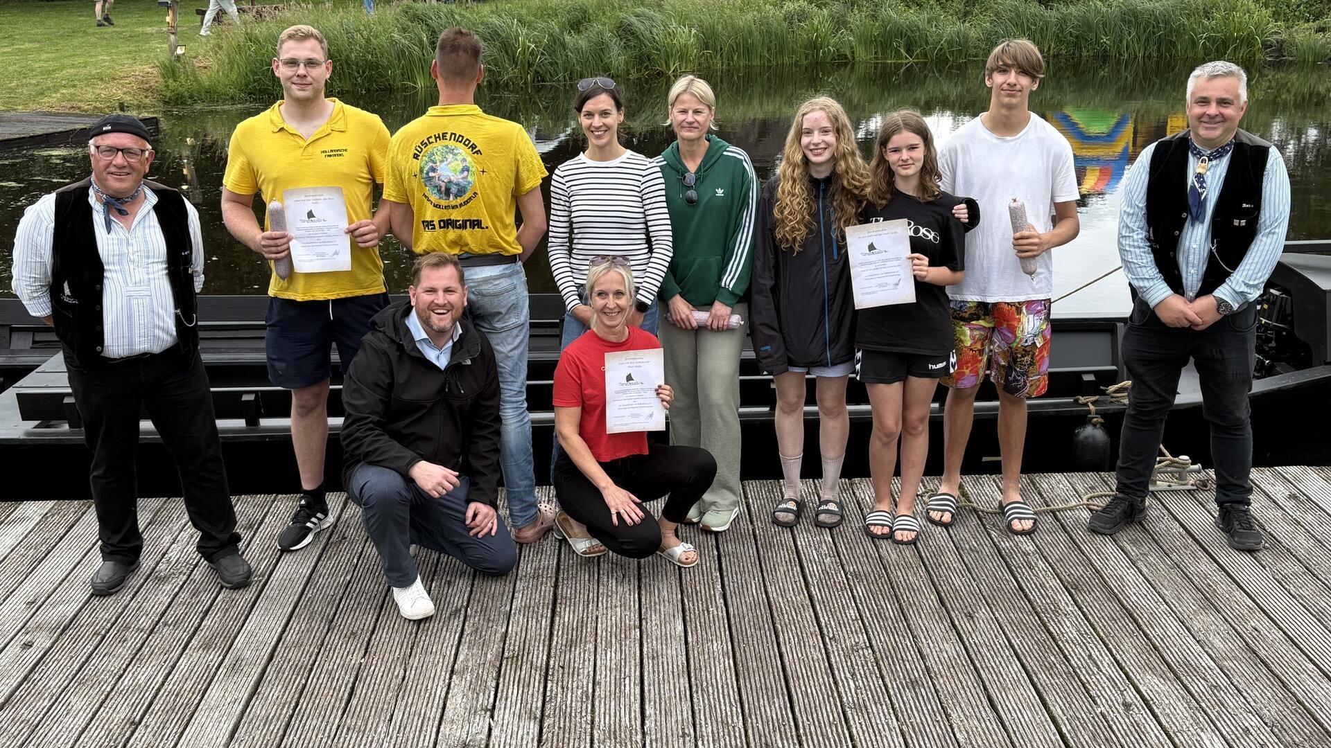Die Siegerinnen und Sieger der diesjährigen Klappstauregatta freuen sich über ihre Urkunden.