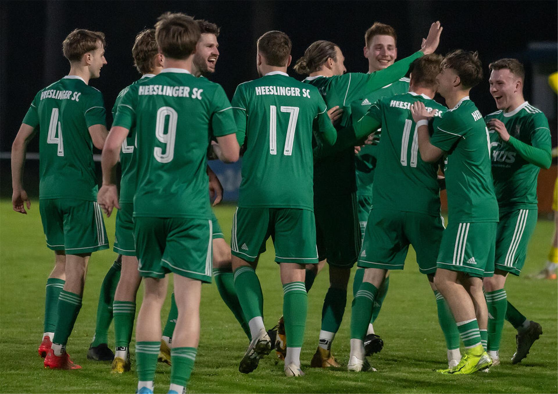 Die Spieler des Heeslinger SC II hatten wirklich allen Grund zum jubeln. Schließlich besiegten sie den RSV II glatt mit 5:0.