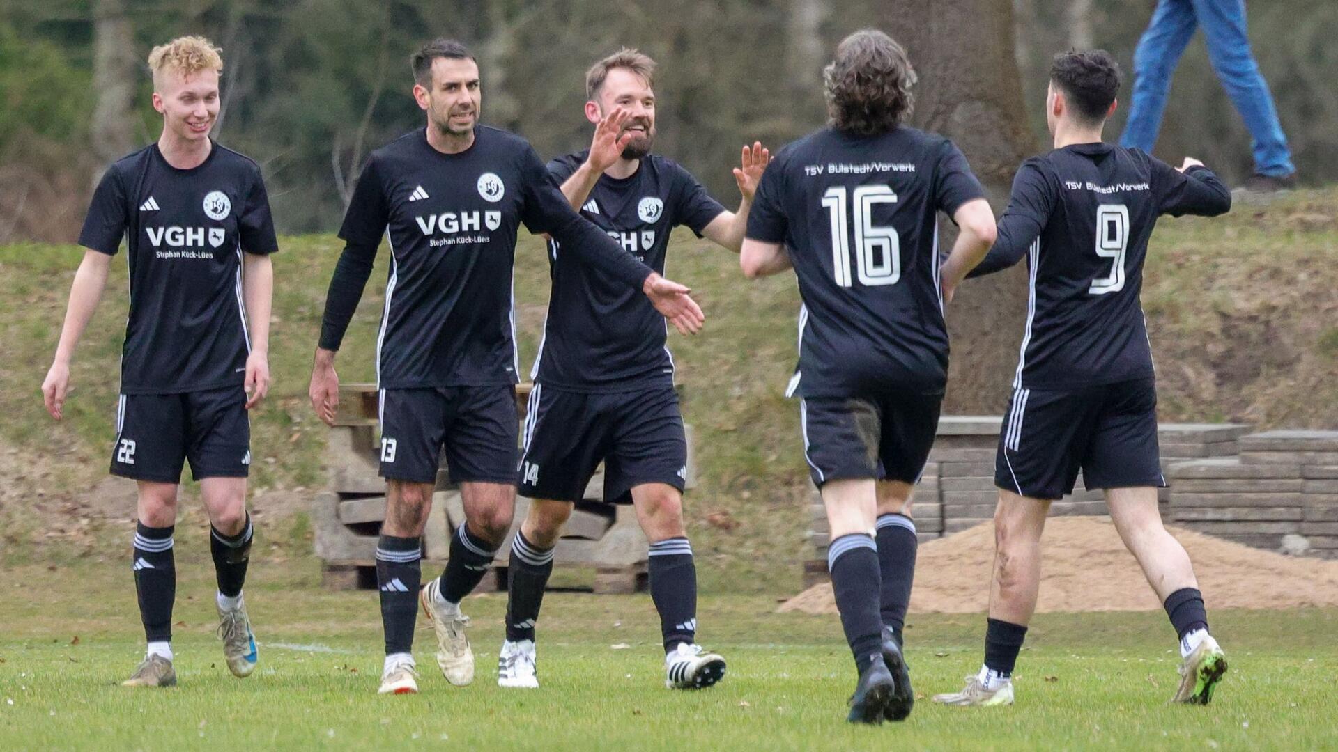 Die Spieler des TSV Bülstedt/Vorwerk bejubeln den sehenswerten Freistoß-Treffer von Janos Lemmermann (Nr. 14).