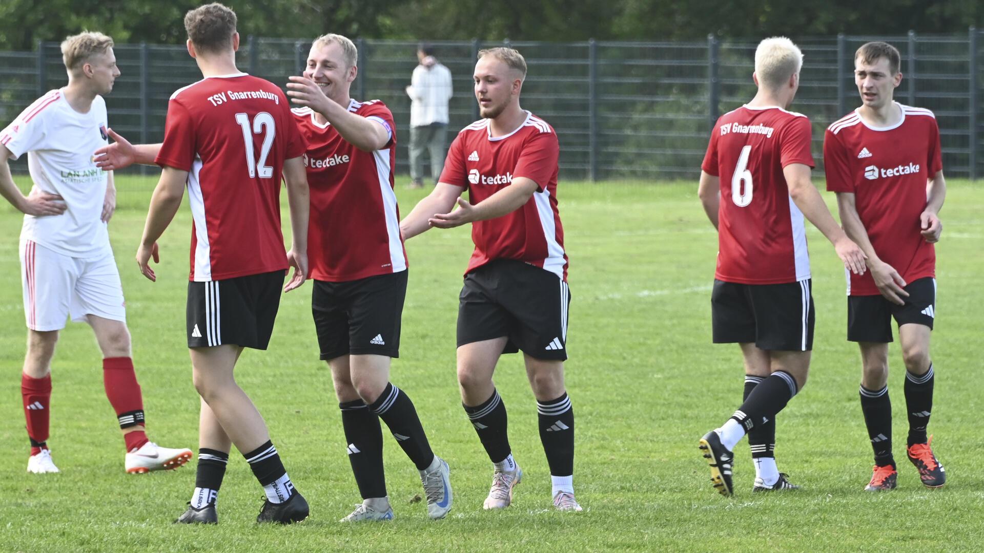 Die Spieler des TSV Gnarrenburg II feiern den entscheidenden Treffer zum 4:2 gegen den Bade SC. Die Vorlage gab Bastian Schell (Nr. 12), das Tor erzielte Luca Böttjer. 