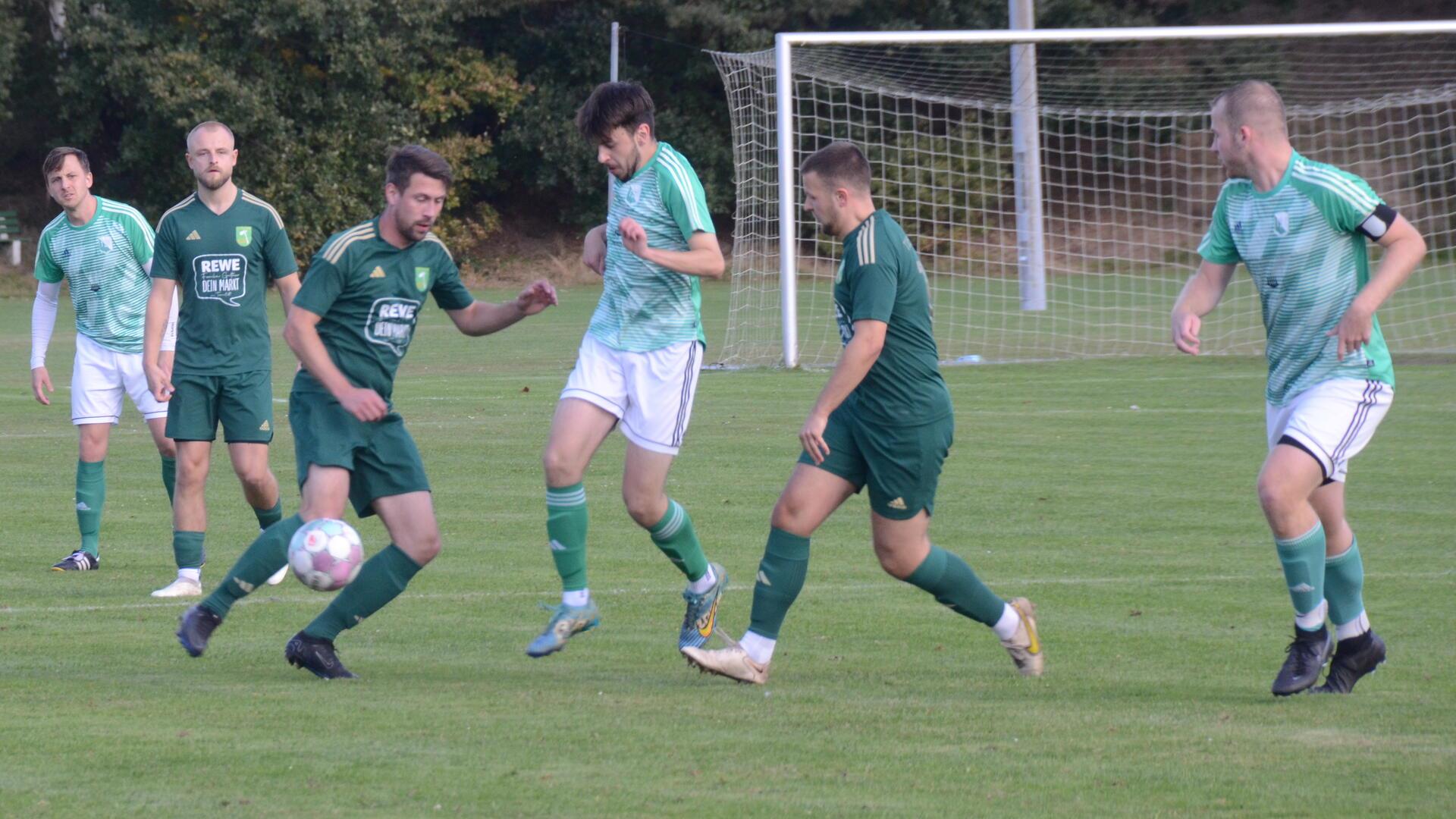Die Spieler des TuS Tarmstedt (dunkle Trikots - hier im Spiel gegen Basdahl/Volkmarst) treten am Donnerstag zum letzten Mal gegen den MTV Wilstedt an. Am Sommer spielen sie dann zusammen beim FC Wörpetal.