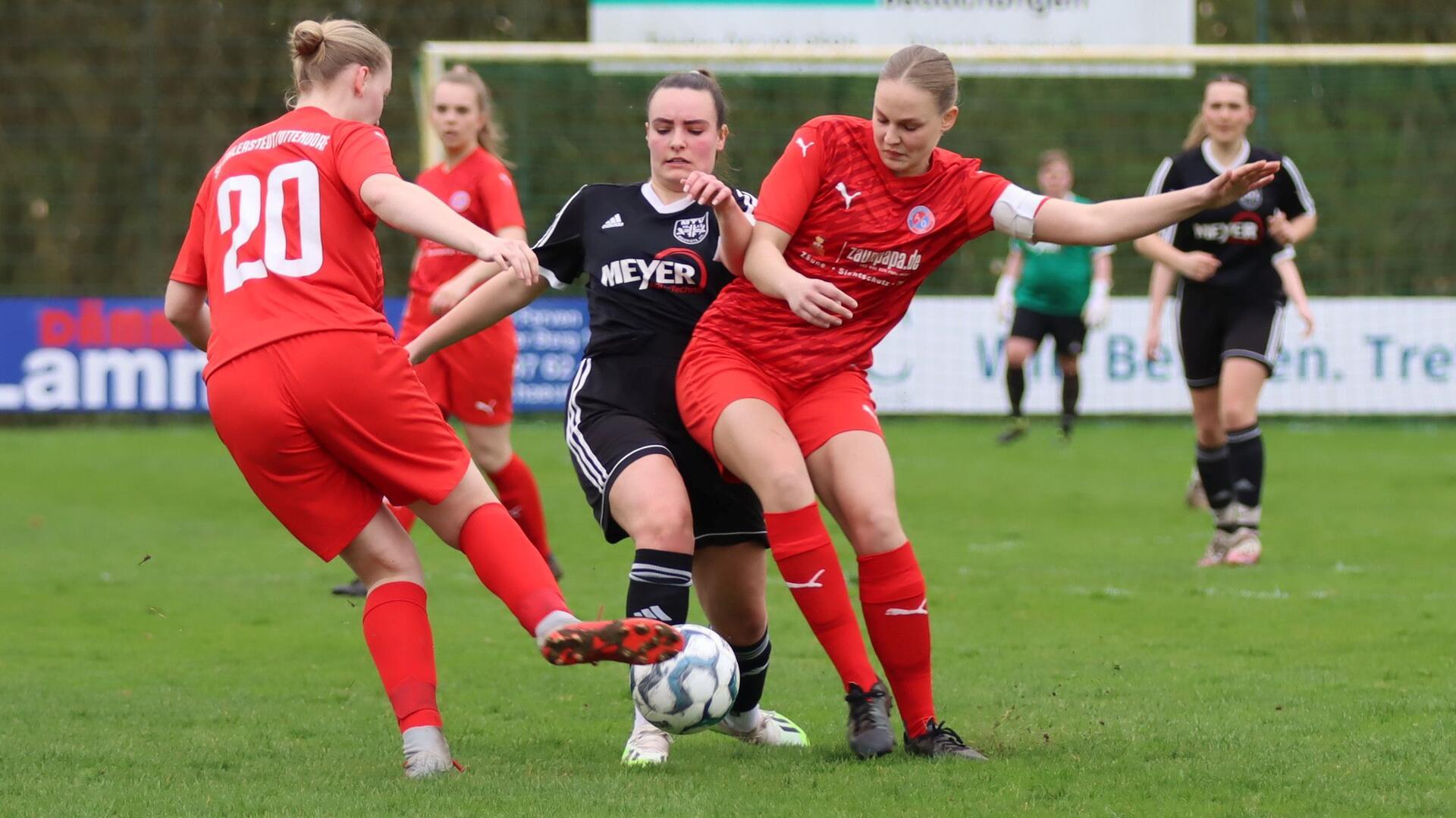 Die Spielerinnen der SV Ahlerstedt/Ottendorf II - rote Spielkleidung, hier in einem Spiel gegen Wohnste - warfen den TuS Tiste mit 5:0 aus dem Pokal.