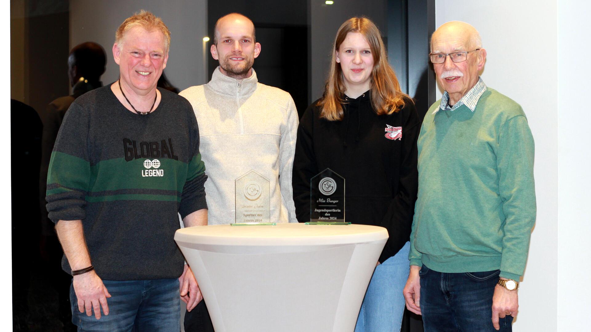Die „Sportler des Jahres“ Mia Bunger und Sönke Jahn mit dem Vorsitzenden Helmut Riggers (rechts) und Stellvertreter Rainer Huntemann (links).