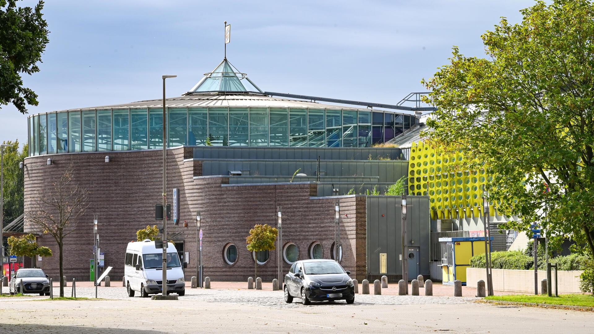 Autos stehen vor der Bremerhavener Stadthalle. 