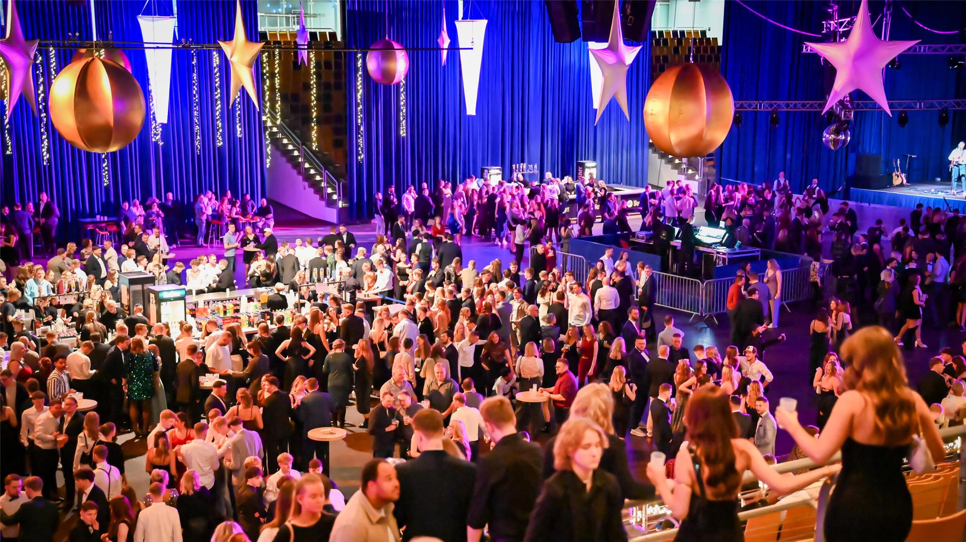 Menschen feiern. Die Stadthalle Bremerhaven bleibt an Weihnachten ohne Megaparty – der Weihnachtszauber pausiert 2025 wegen baulicher Auflagen. Es soll eine Alternative geben. 