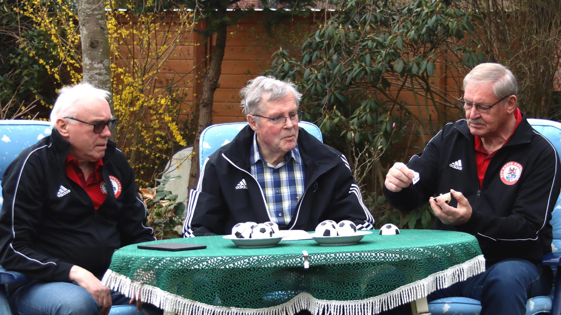 Die Staffelleiter Karl-Heinz Schnackenberg (von links), Walter Feindt und Gerhard Schröder nahmen die Auslosung vor.