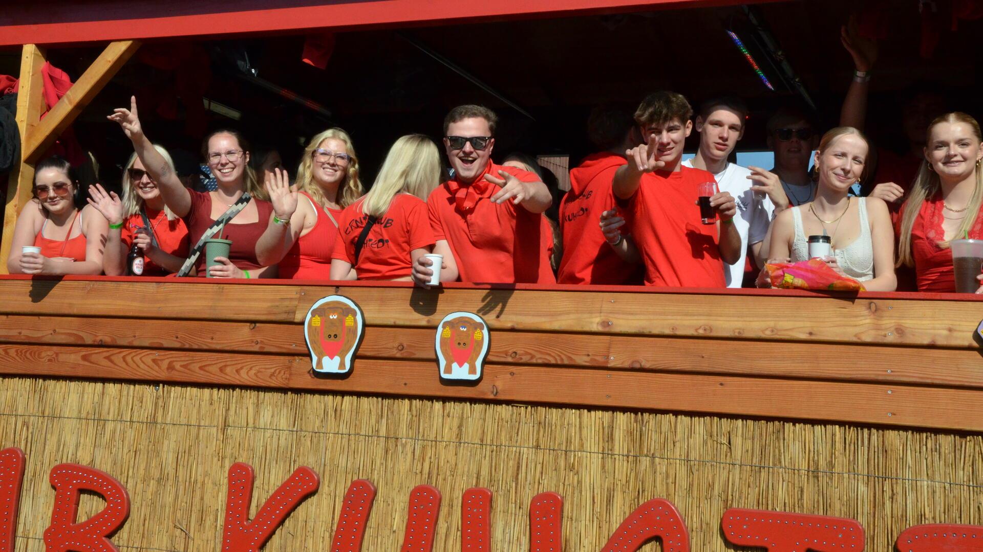 Die Stimmung auf den Erntewagen war hervorragend. Auch die Mitglieder des Kuhstedter Ernteclubs feierten ausgelassen ihr Erntefest. 