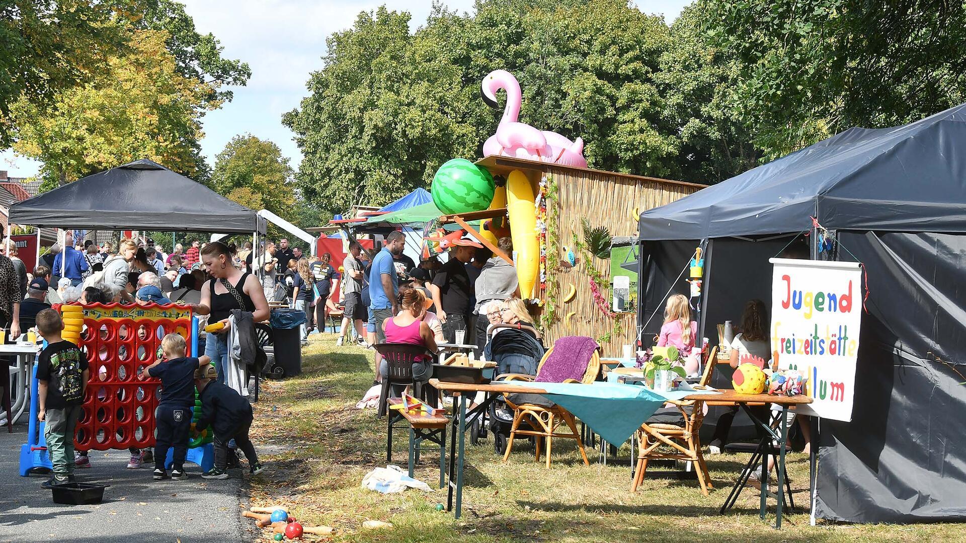 Die Straße unterhalb der Mühle war eine große Festmeile.