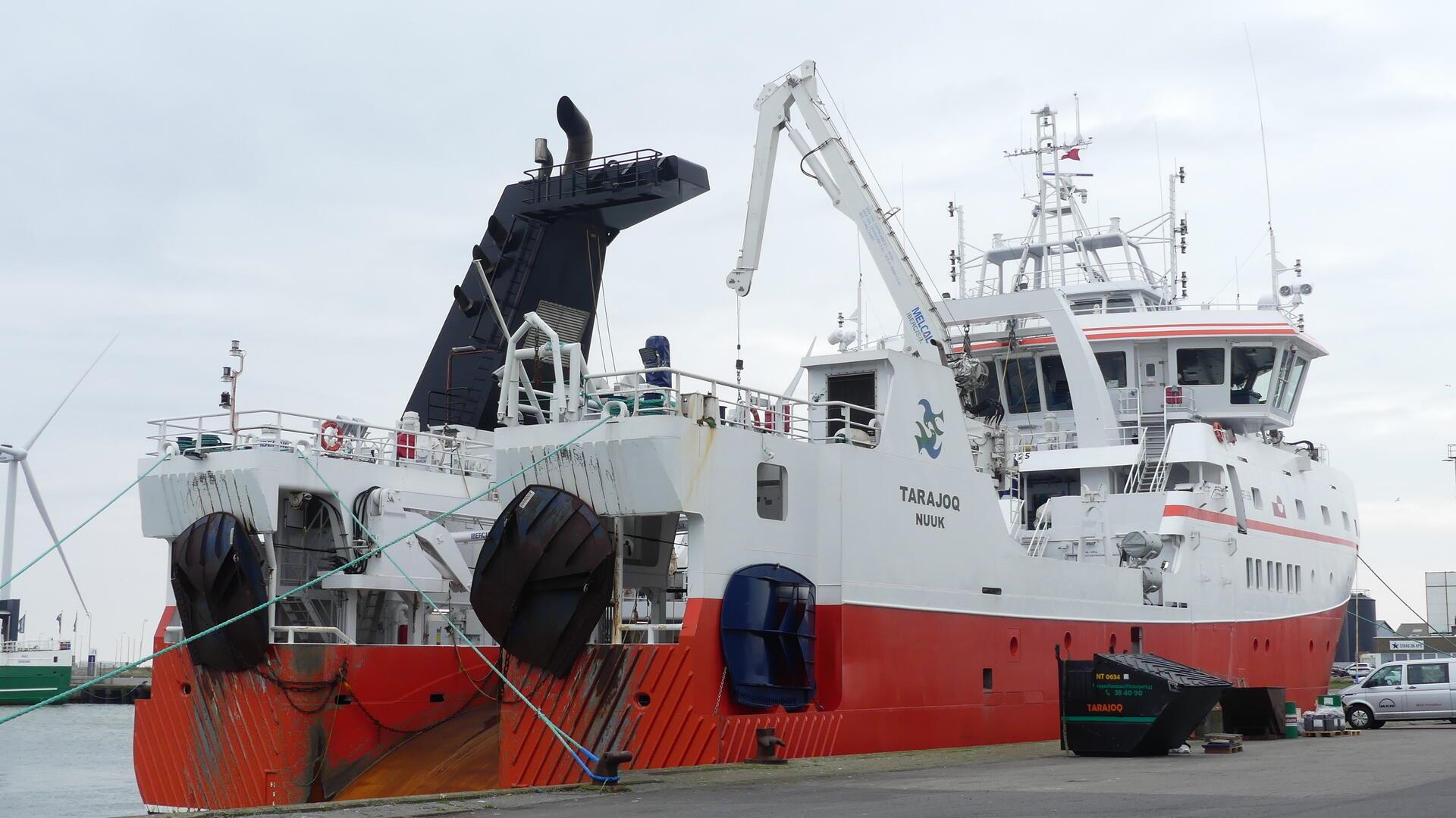 Ein Forschungsschiff liegt in Bremerhaven an einer Kaje.