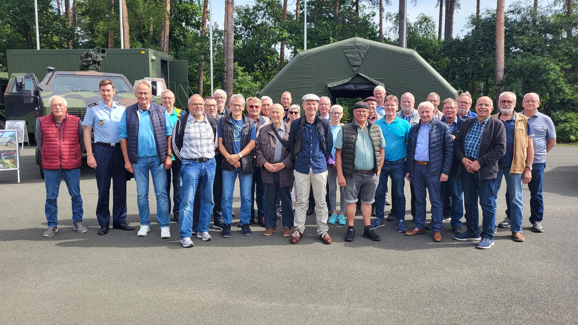 Die Teilnehmer der GSP-Infofahrt beim CIMIC-Kommando in Nienburg.