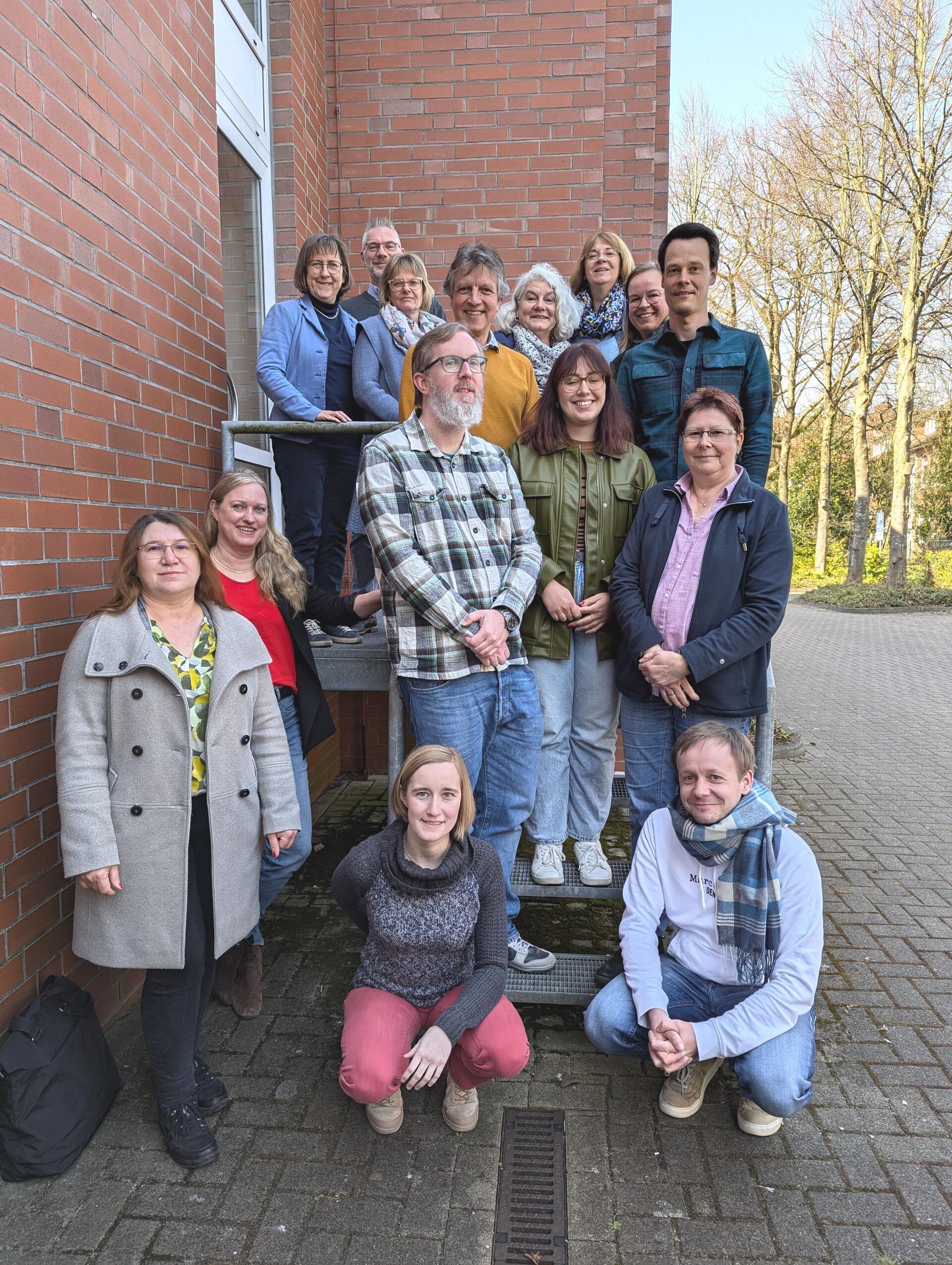 Die Teilnehmerinnen und Teilnehmer des Treffens der Regionalgruppe Elbe-Weser im VANB vor dem Magazin des Kreisarchivs in Bremervörde.