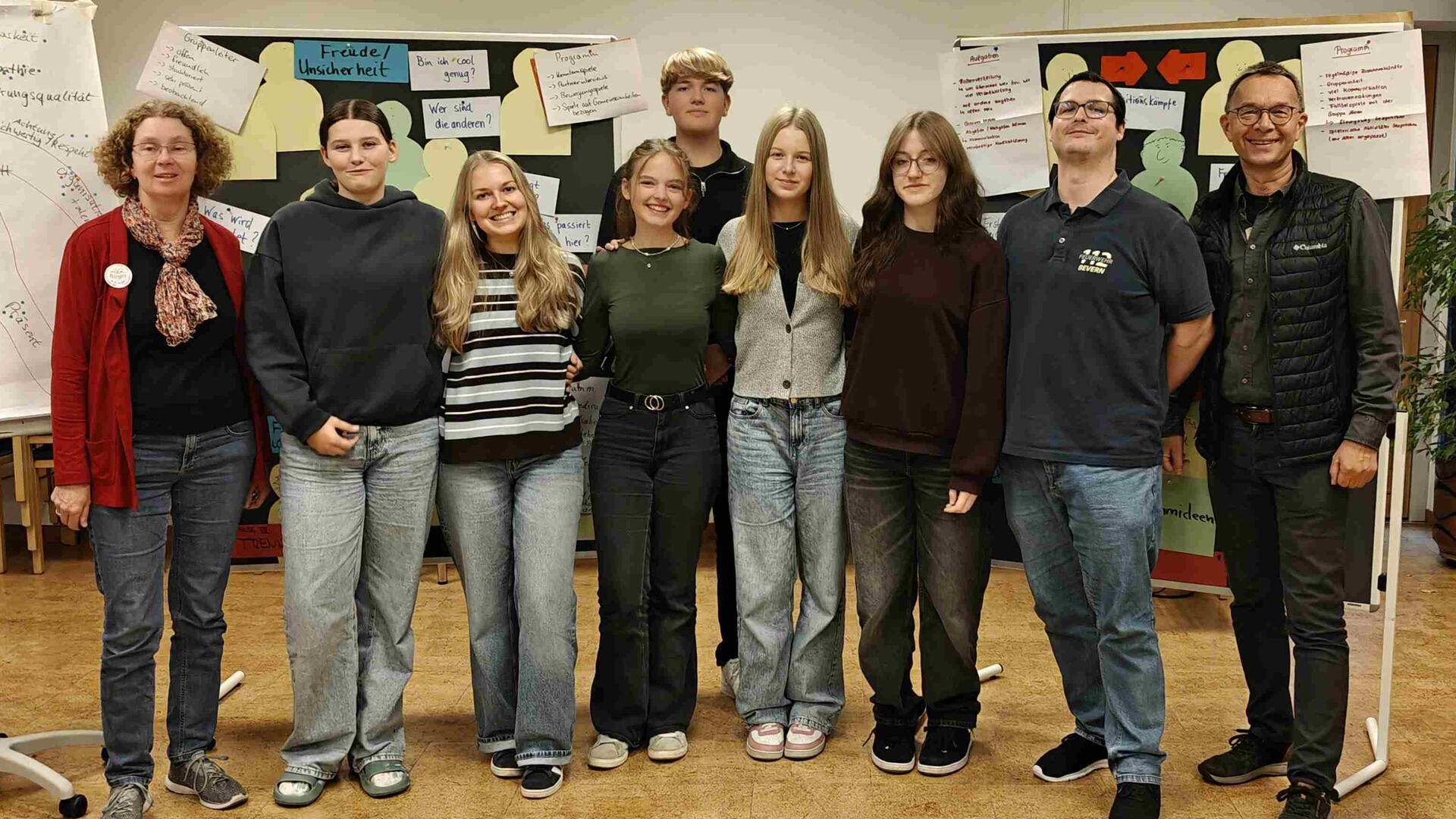 Kurs erfolgreich absolviert: Neue Jugendleiter im Kreis Rotenburg Die Teilnehmerinnen und Teilnehmer zusammen mit Kreisjugendpflegerin Birgit Martens (links) und Diakon Werner Burfeind (rechts).