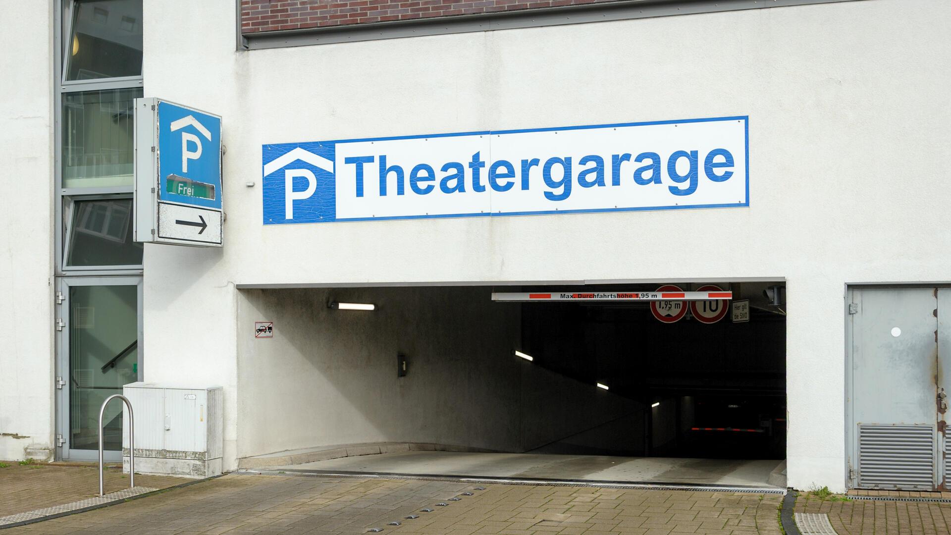 Blick in eine Einfahrt: Die Theatergarage beim Cinemotion
