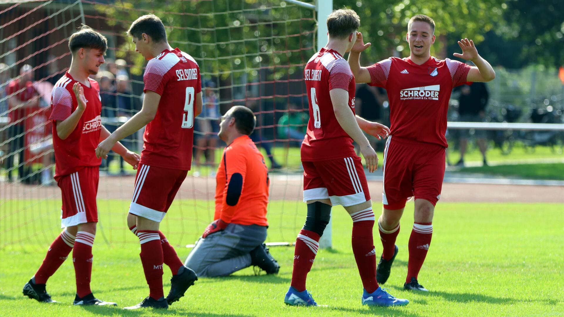Die Torschützen Fabian Wodke (Zweiter von links) und Lukas Schotman (rechts) legten mit der 2:0-Führung die Basis zum Final-Einzug.