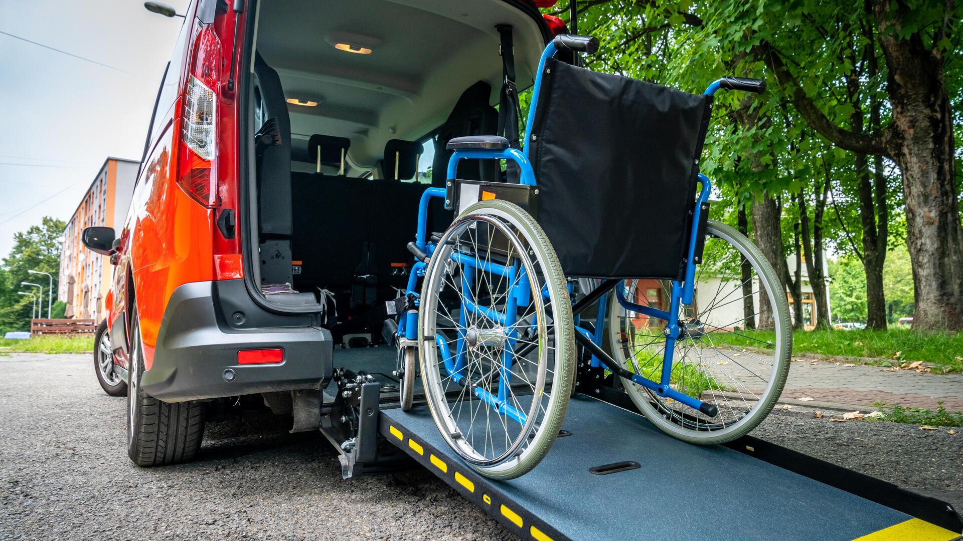 Ein für Behindertentransporte umgebauter Van