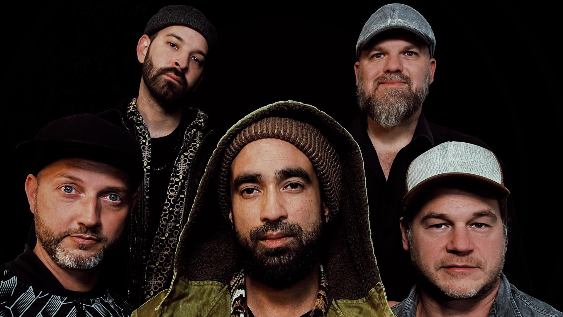 Porträtfotos der fünf Band-Mitglieder von "Marley's Ghost" 