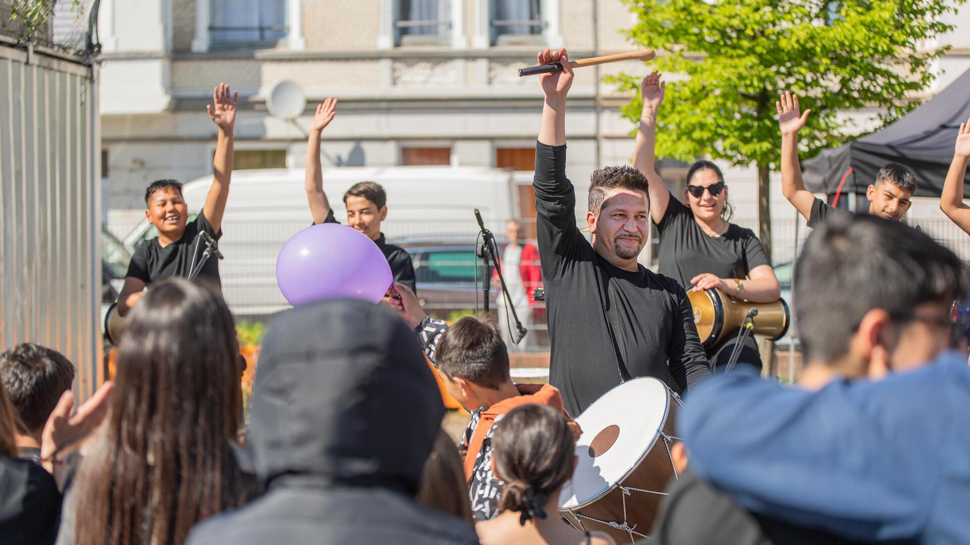 Die Trommelgruppe der Schule am Ernst-Reuter-Platz hebt die Stimmung und entfacht mit Rhythmus und Gemeinschaft ein spürbares Gefühl von Freude.