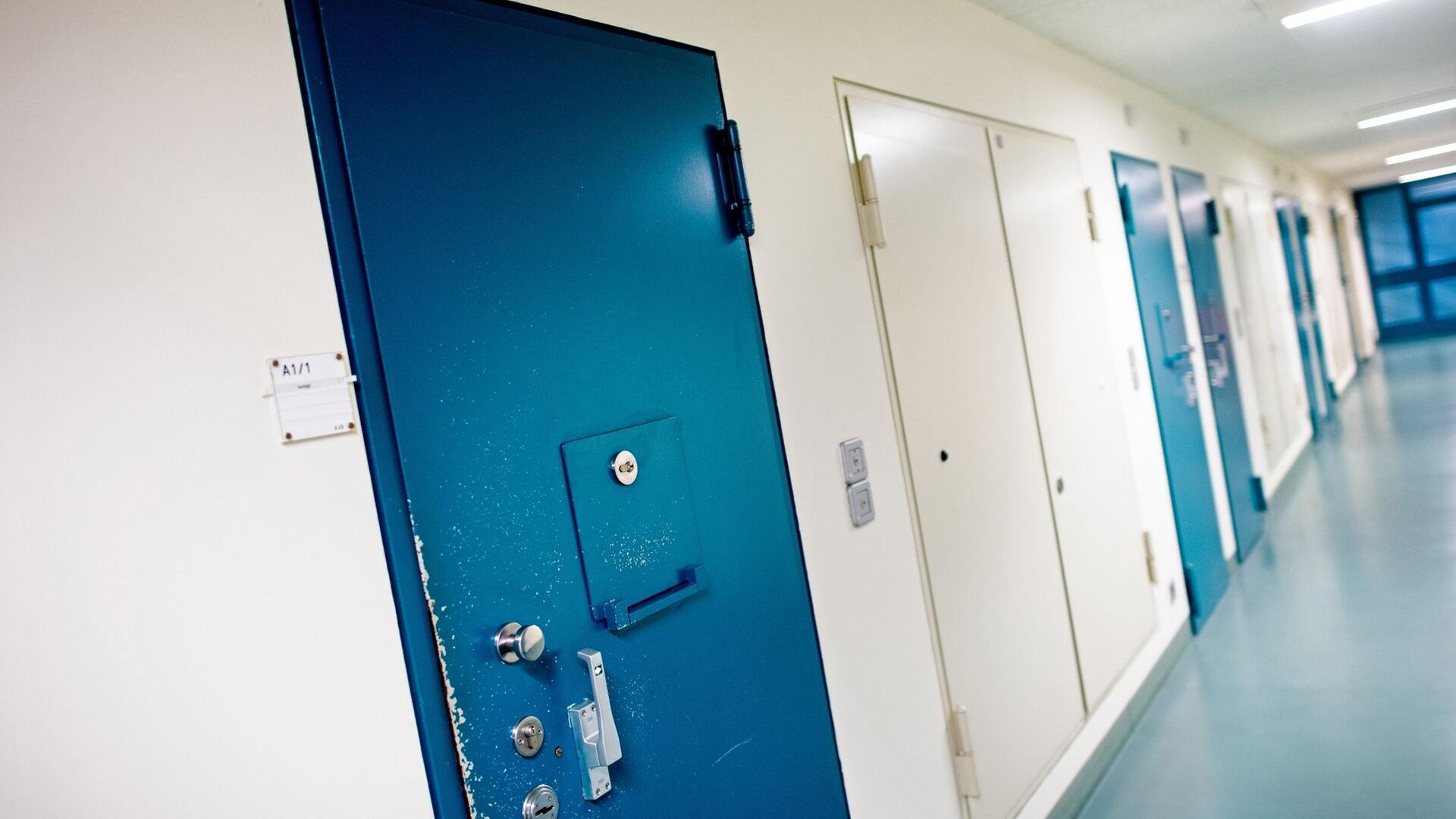 Mehr Drogenfunde in niedersächsischen Gefängnissen Die Tür einer Gefängniszelle der Justizvollzugsanstalt (JVA) ist verschlossen.