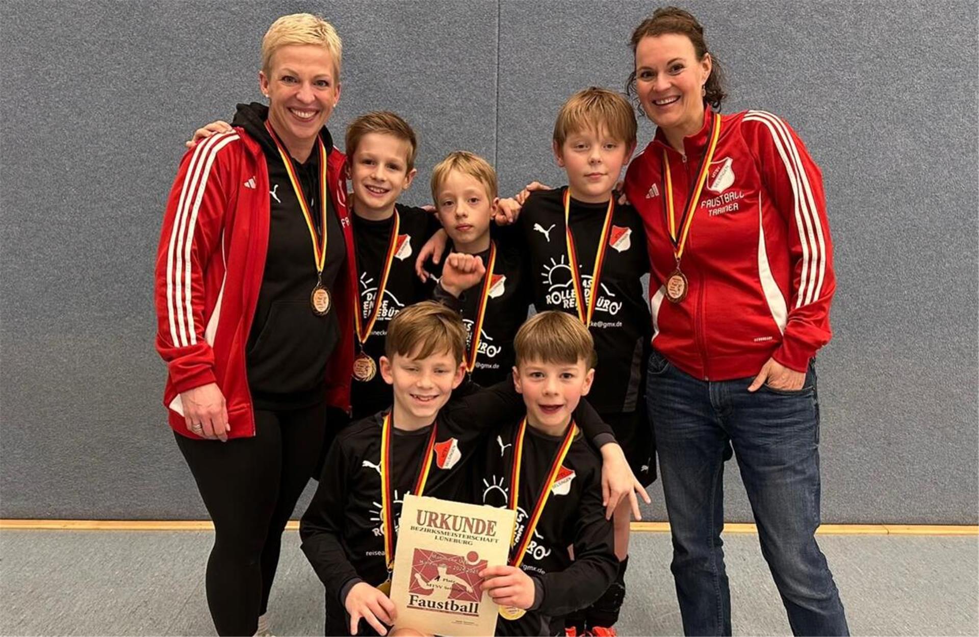 Die U10-Faustballer des MTSV Selsingen mit den Trainerinnen Wiebke Paasch (rechts) und Chatrina Reinheimer sind Bezirksmeister.