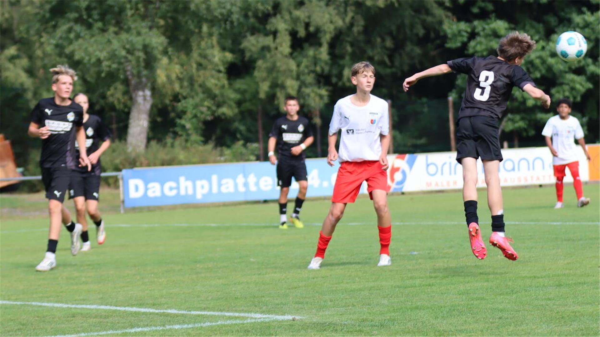 Die U15 des JFV A/O/B/H/Heeslingen (dunkle Spielkleidung) machte in Oldenburg ein gutes Spiel, musste sich aber mit einem 1:1 zufrieden geben.