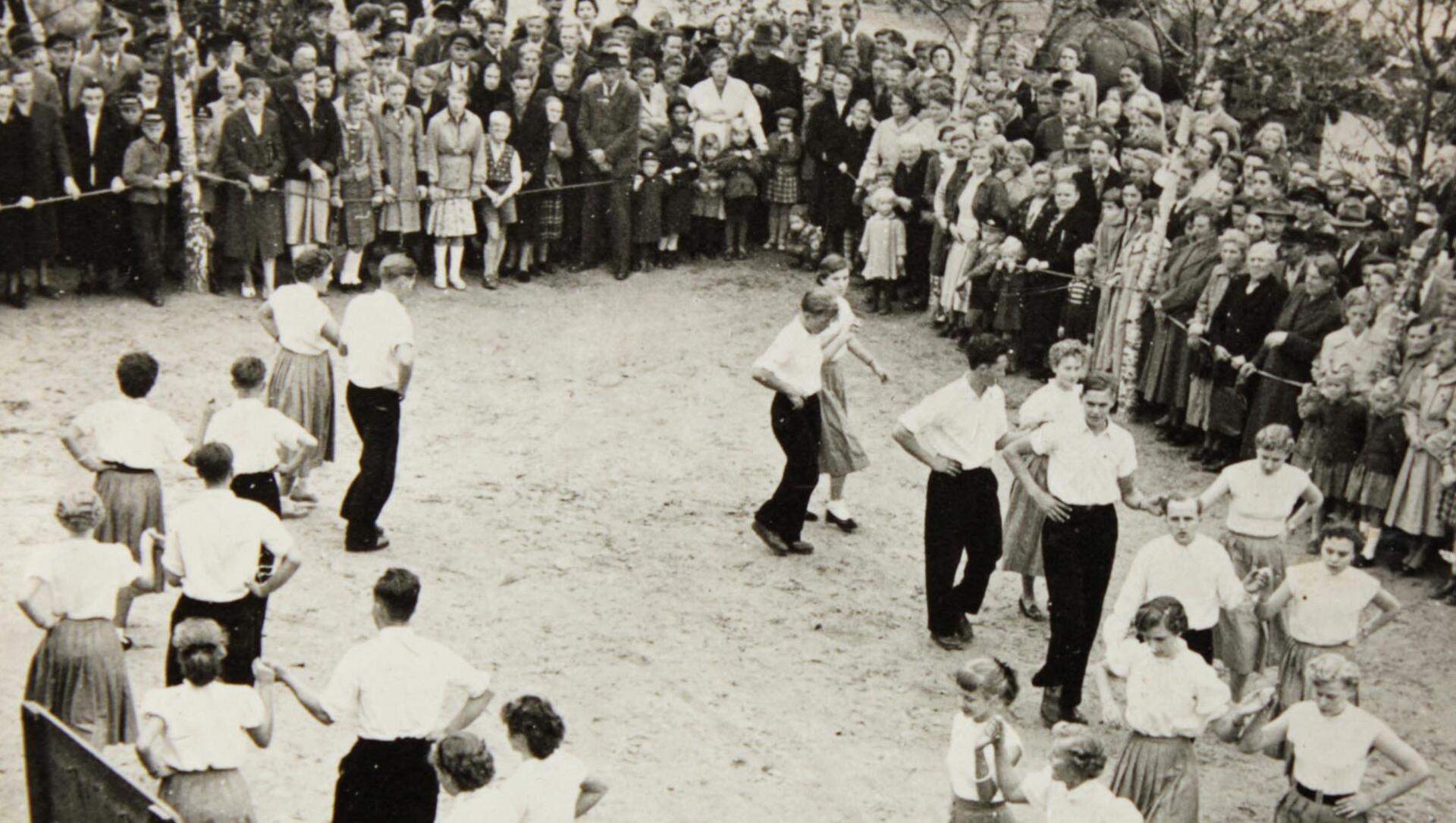 Wie die Erntefesttradition seit 75 Jahren in Uthlede gepflegt wird Die Uthleder Landjugend tanzte auf einem Erntefest in den 1950er Jahren auf dem Schulhof.
