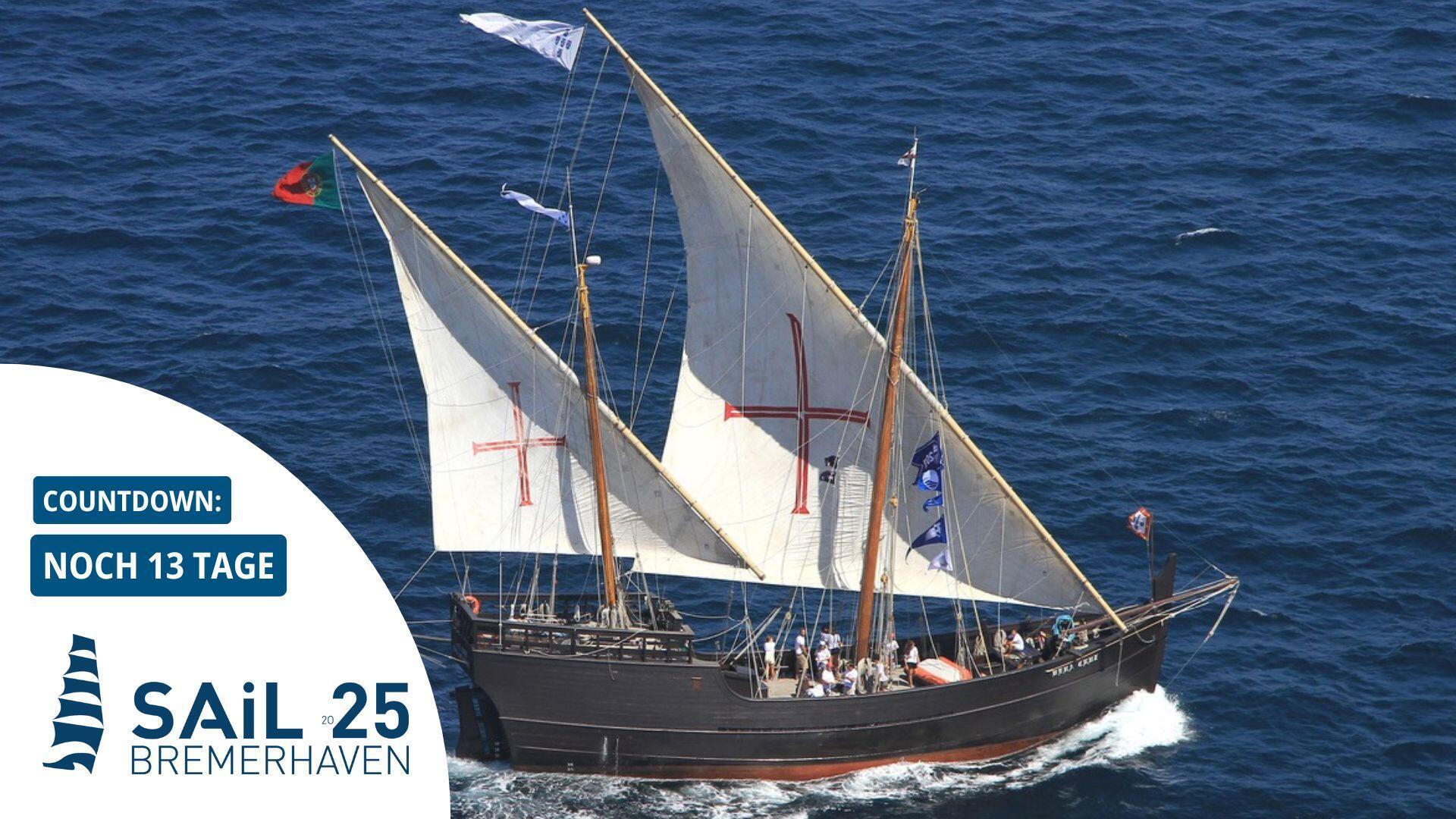 Ein Schiff segelt auf dem offenen Meer.