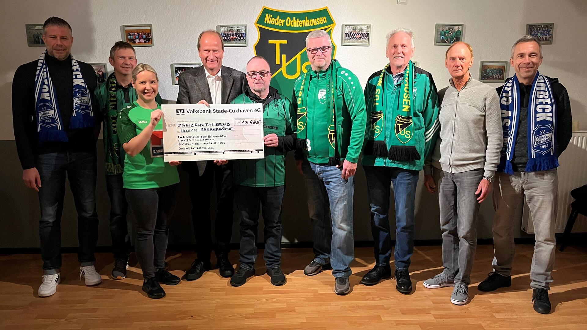 Die Vereinsvertreter des TuS Nieder Ochtenhausen, SV Glinde/Kornbeck, Bremervörder SC und TSV Iselersheim überreichten den Hospizvertretern Volker Rosenfeld und Sarah Mangels einen Scheck über 13.465 Euro.