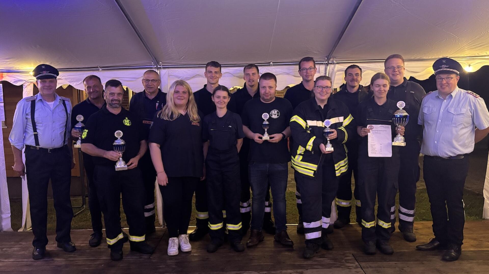 Die Teilnehmer am Feuerwehrfest 2025 in Lengenbostel.