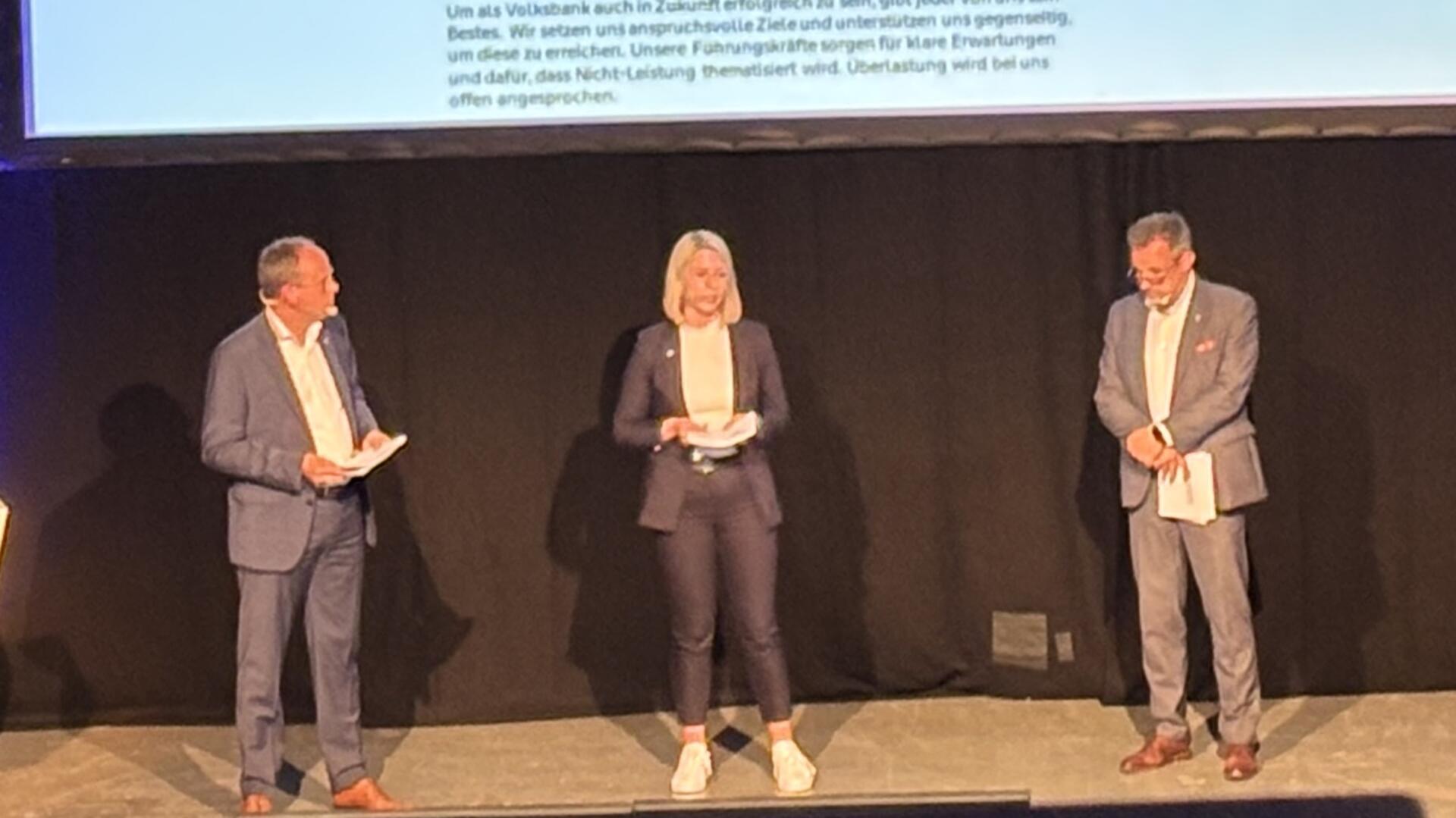 Die Volksbank-Vorstandsmitglieder Jan Mackenberg (von links), Stefanie Kase und Michael Kersting konnten bei der Vertreterversammlung in der Osterholzer Stadthalle überwiegend positive Jahresergebnisse vorstellen. 