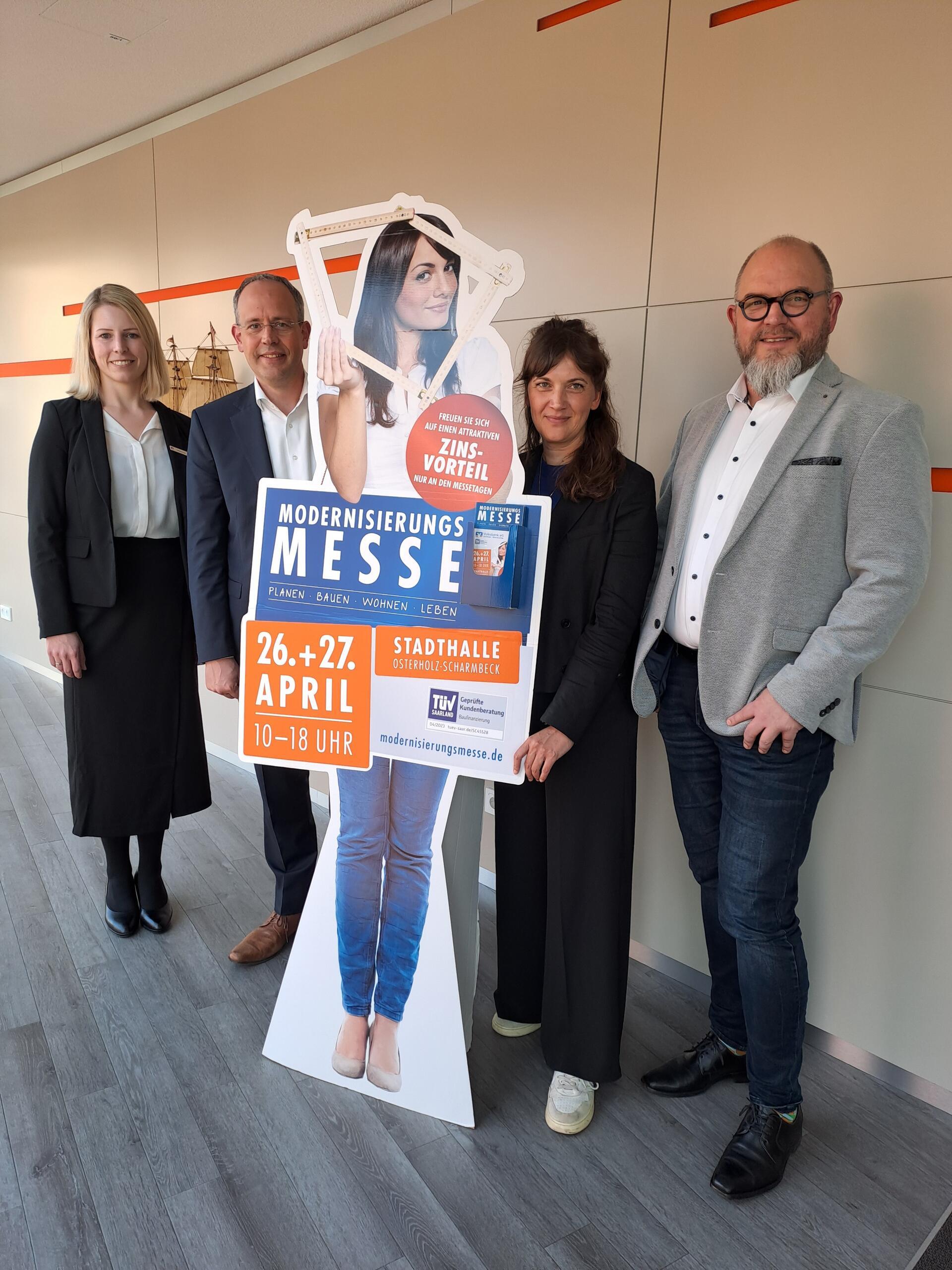 Die Volksbank-Vorstandsmitglieder Stefanie Kase (von links), Jan Mackenberg sowie Carolin Novak und Jörn Leiding von den Osterholzer Stadtwerken stimmten in einem Pressegespräch auf die anstehende Modernisierungsmesse ein. Sie findet am 26. und 27. April in der Stadthalle in Osterholz-Scharmbeck statt.