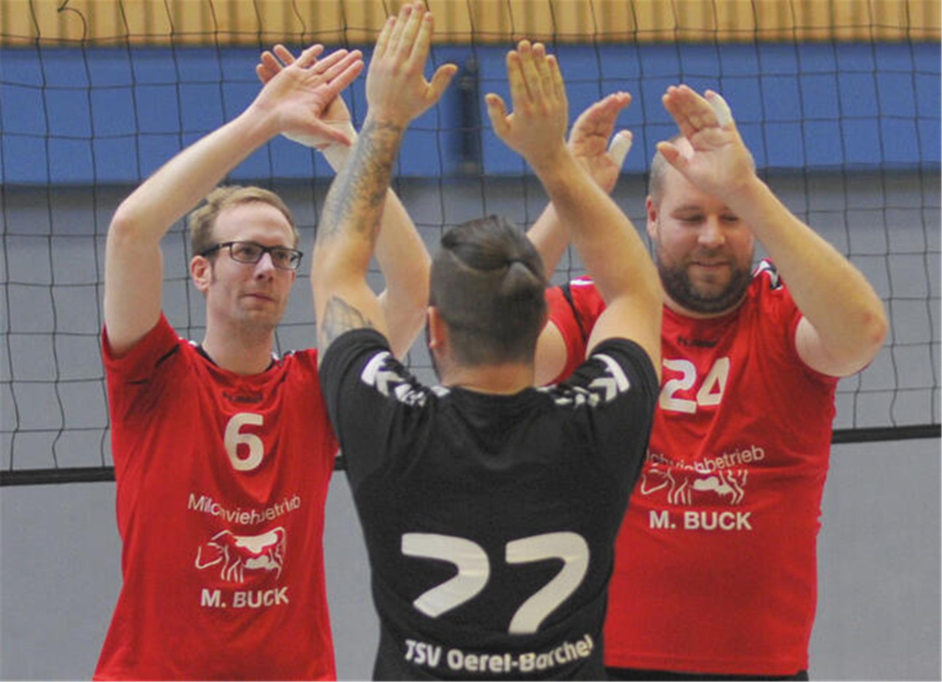 Die Volleyballer freuen sich über den Sieg: Martin Wintjen, Jannis Hünecke und Patrick Monsees.