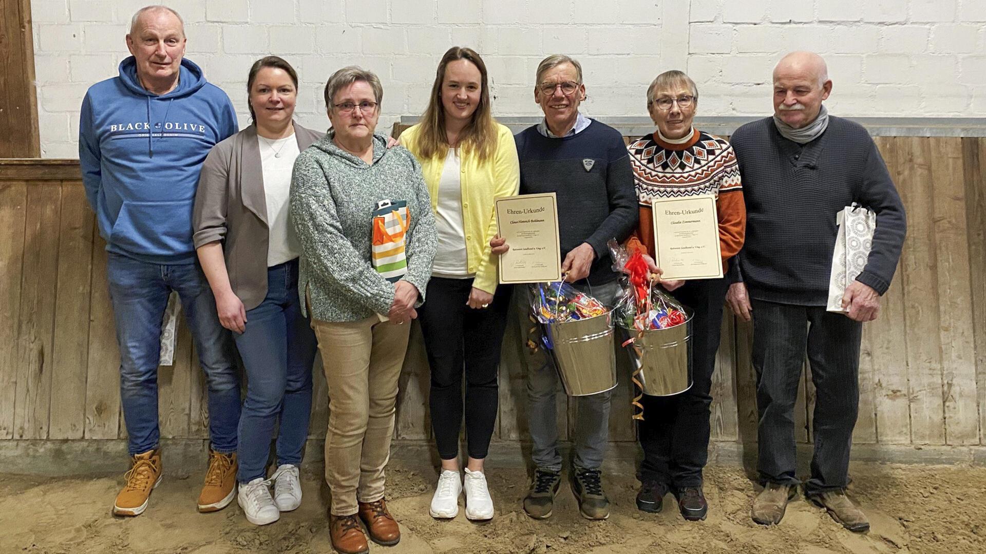 Die Vorsitzende Jessica Riethmüller (2. v. links) und die zweite Vorsitzende Pia Willkomm (4. v. links) mit den geehrten Mitgliedern Günter Mahler (v.l.), Dagmar Abel, Claus-Heinrich Bohlmann, Claudia Zimmermann und Herbert Mahler.